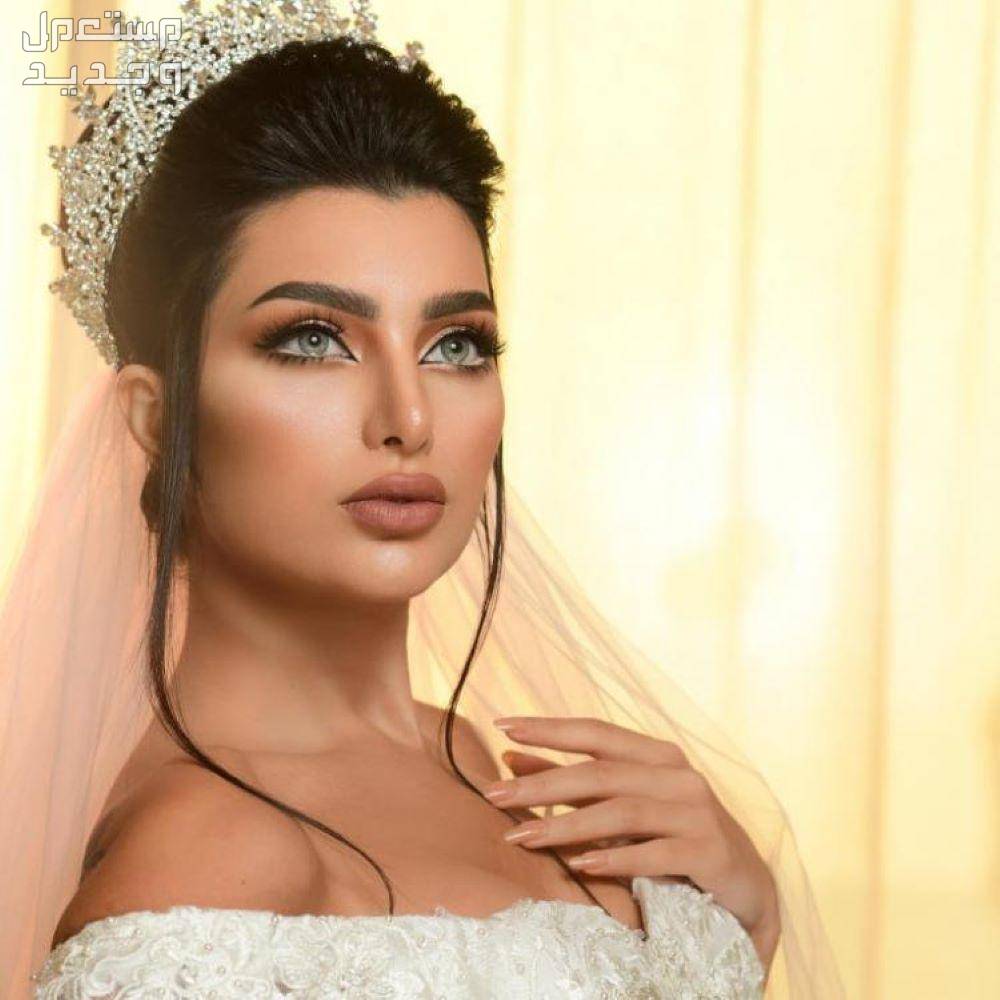 أجمل تسريحات شعر للعروس بالصور 2024 مع تاج العروس في البحرين تسريحة عروس ناعمة
