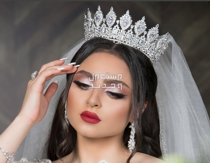 أجمل تسريحات شعر للعروس بالصور 2024 مع تاج العروس في جيبوتي تاج العروس مع شعر منسدل