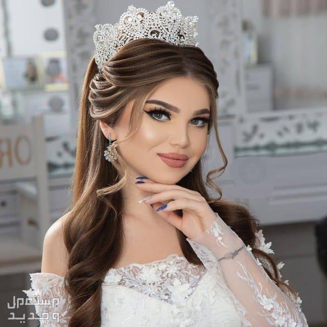 أجمل تسريحات شعر للعروس بالصور 2024 مع تاج العروس في الأردن تسريحة شعر العروس مع التاج