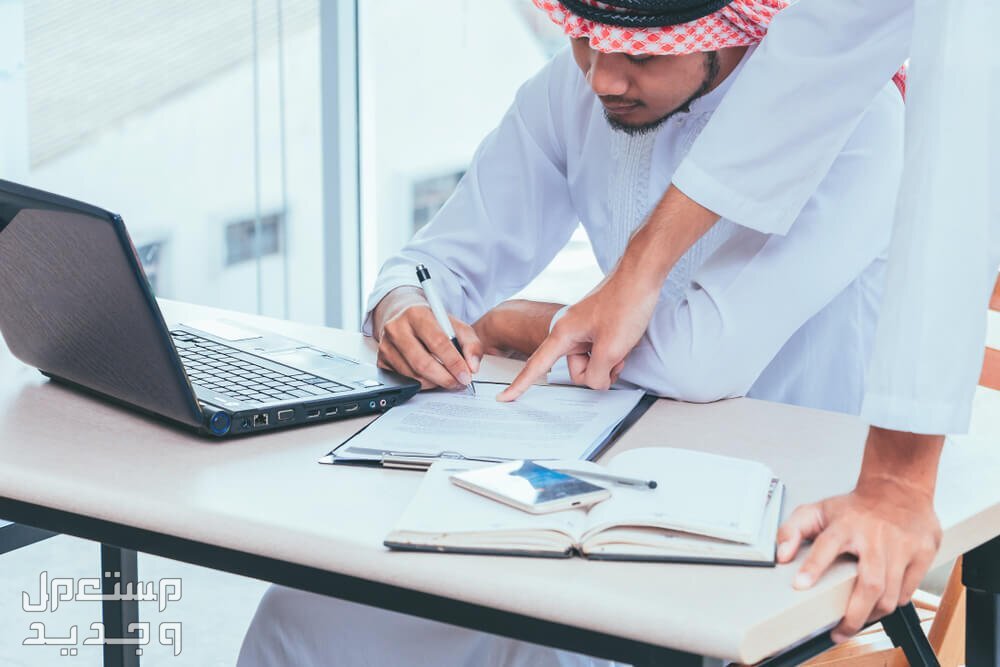 رابط التقديم على وظائف الخارجية بنظام التعاقد 1445 في عمان رجل سعودي في العمل