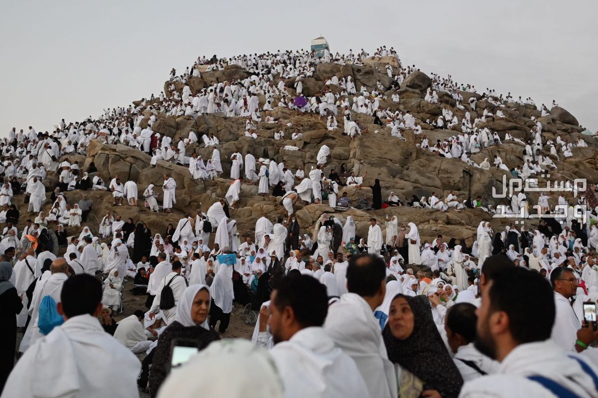 تعرف على مناسك الحج بالترتيب والشرح خطوة بخطوة (صور) في مصر حجاج يقفون على جبل عرفات