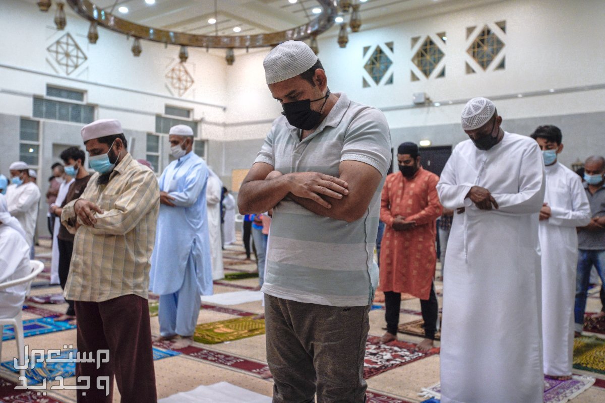 كيفية معرفة اتجاه القبلة بدون بوصلة في أي مكان في عمان مسلمون يصلون تجاه القبلة
