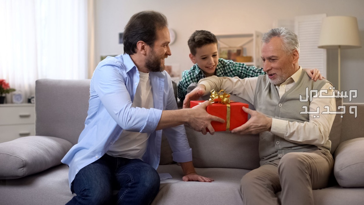أجمل كلمات عن الأب في عيد ميلاده.. عبارات حب وشكر وتقدير رجل يهدي والده هدية