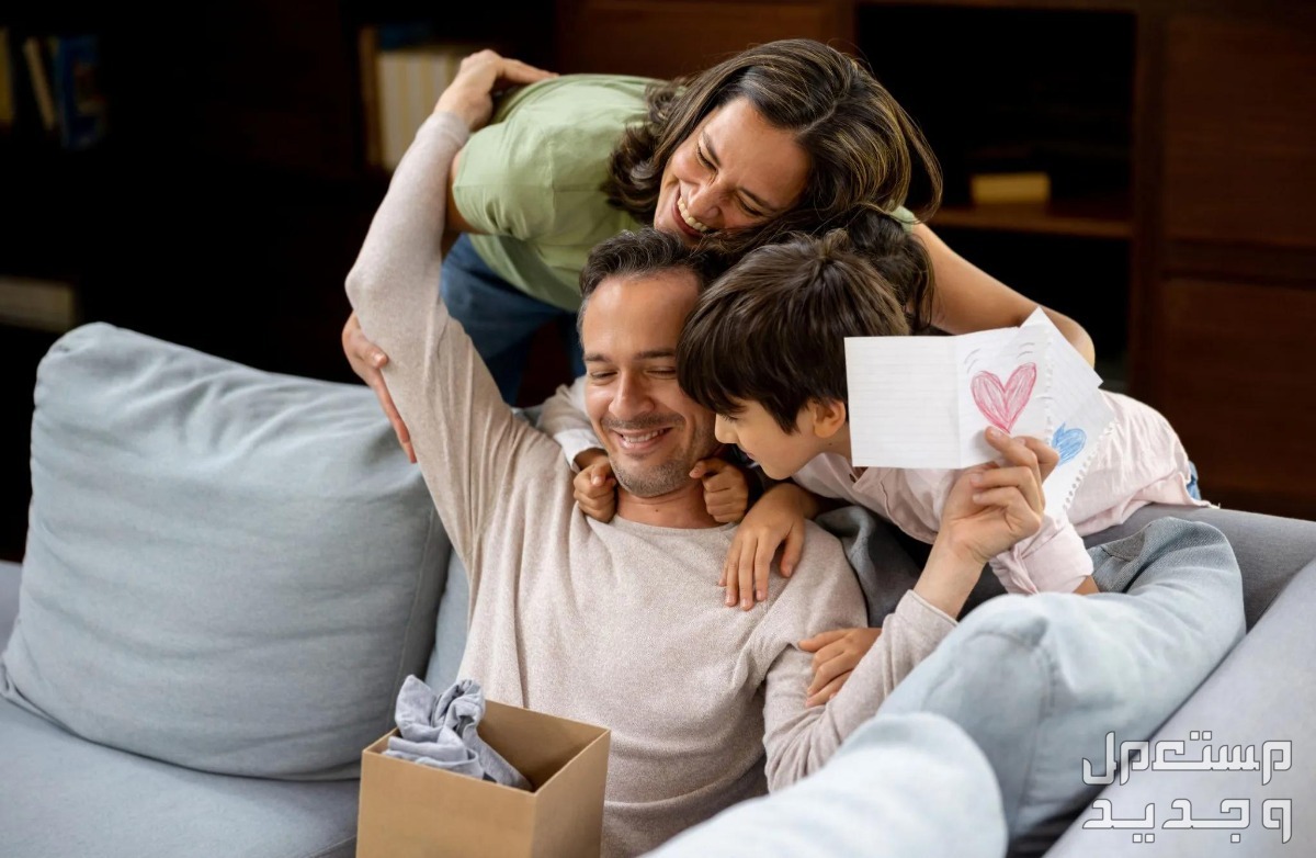 أجمل كلمات عن الأب في عيد ميلاده.. عبارات حب وشكر وتقدير طفل يهدي والده هدية