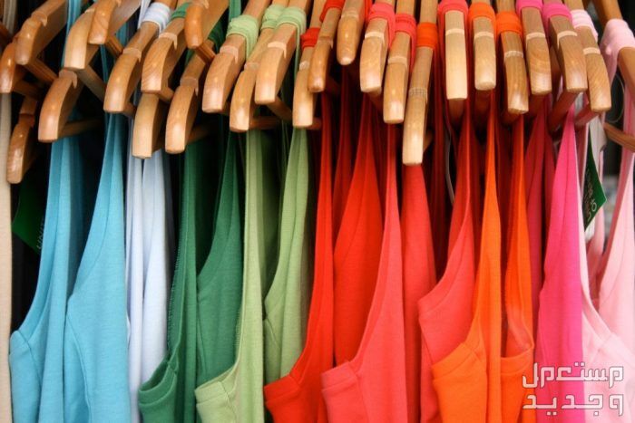 تفسير رؤية الملابس الملونة في المنام للمتزوجة والعزباء حلم الملابس الملونة
