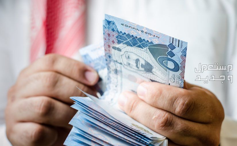 كيفية الاستفادة من تمويل كوارا بدون كفيل في البحرين رجل يحسب امواله