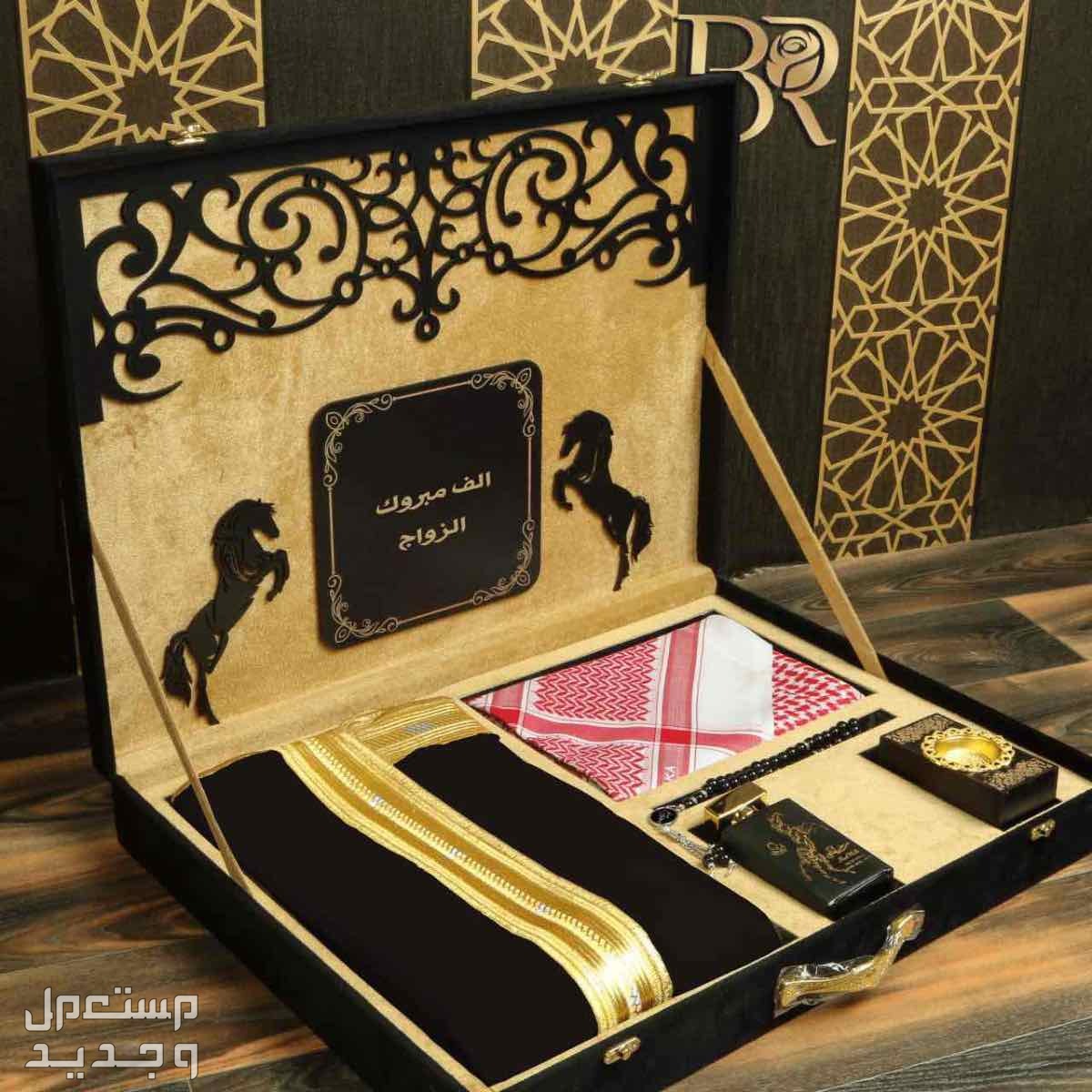 نقدم لكم بوكس جفنشي رجالي راقي يتكون من قماش جفنشي_^^_______________ *1* شماغ رجالي قطن 100% *2* مبخره  *3* مشلح  *4* سبحه * 5 * عطر رجالي 100 مل