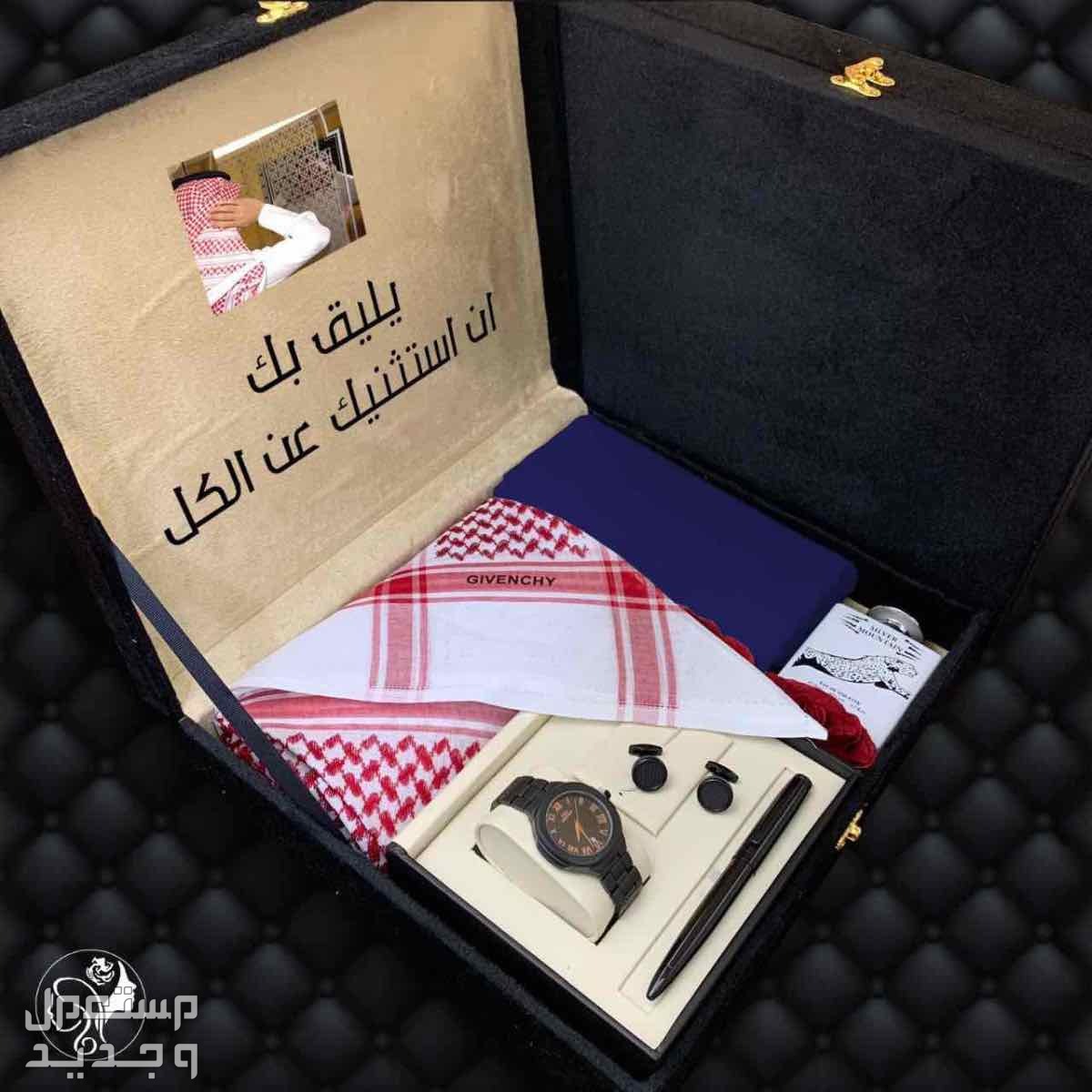 نقدم لكم بوكس جفنشي رجالي راقي يتكون من قماش جفنشي_^^_______________ *1* شماغ رجالي قطن 100% *2* مبخره  *3* مشلح  *4* سبحه * 5 * عطر رجالي 100 مل