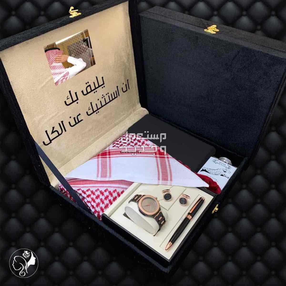 نقدم لكم بوكس جفنشي رجالي راقي يتكون من قماش جفنشي_^^_______________ *1* شماغ رجالي قطن 100% *2* مبخره  *3* مشلح  *4* سبحه * 5 * عطر رجالي 100 مل