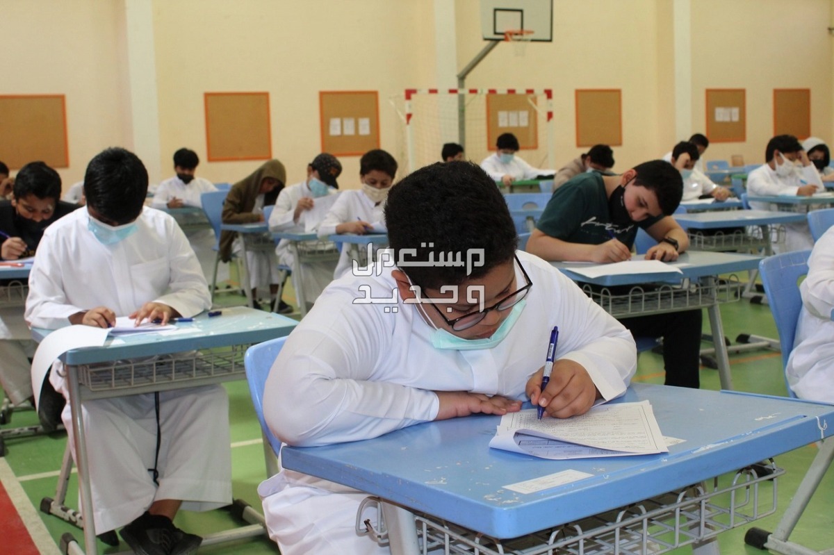 موعد اختبارات نهاية الفصل الثالث في مكة بعد تقديمها طلاب المرحلة الاعدادية يؤدون الاختبارات