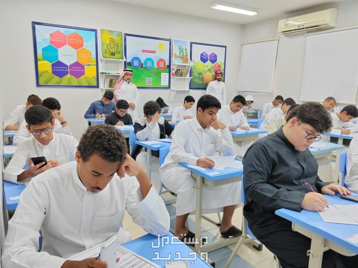 موعد اختبارات نهاية الفصل الثالث في مكة بعد تقديمها طلاب المرحلة الثانوية يؤدون الاختبارات