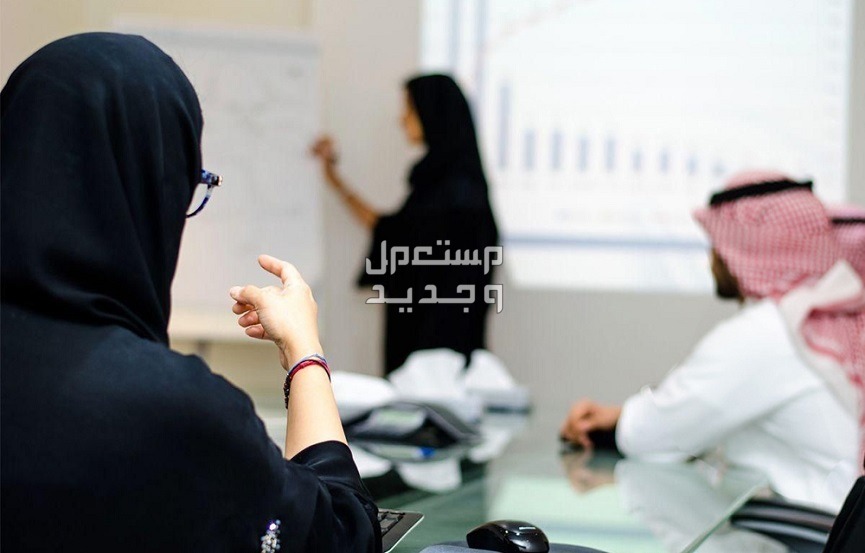 رابط التقديم على وظائف جامعة جدة 2024 سيدة تشرح على السبورة