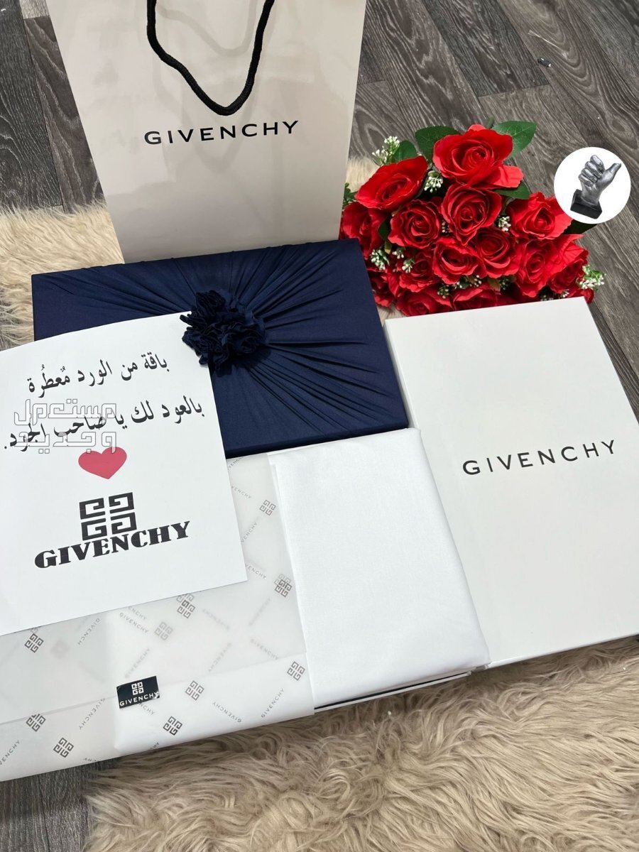 ❤️لعشاق الفخامه  🕊 *قماش صيفي 🕊*قماش رجالي تصميم ماركة جفنشي   3 متر ونص عرضين  ♥️ثمانيه ازارير مع الوقو باسم جفنشي🕊*بوكس  جفنشي  فخم نفس الصوره ❤️كيس جفنشي  ❤️تغليف فخم نفس الصوره