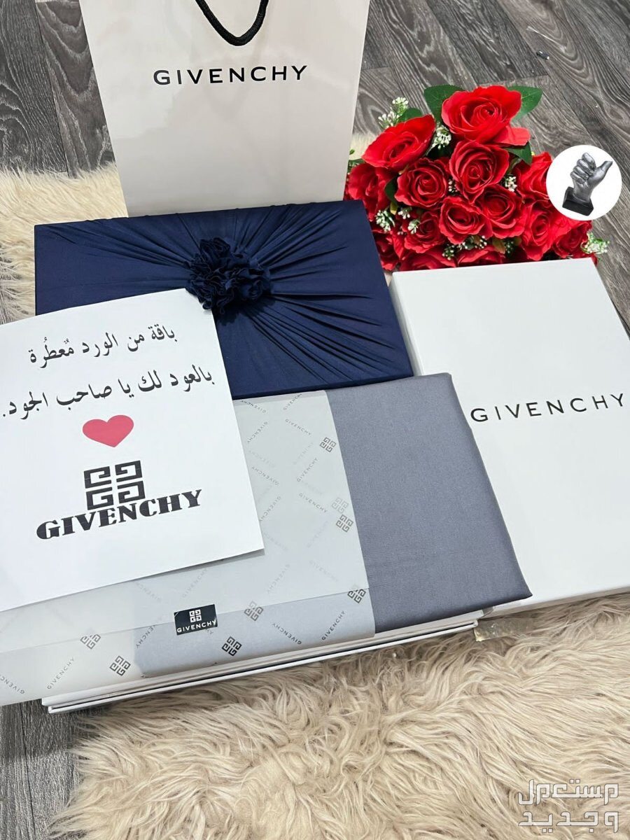 ❤️لعشاق الفخامه  🕊 *قماش صيفي 🕊*قماش رجالي تصميم ماركة جفنشي   3 متر ونص عرضين  ♥️ثمانيه ازارير مع الوقو باسم جفنشي🕊*بوكس  جفنشي  فخم نفس الصوره ❤️كيس جفنشي  ❤️تغليف فخم نفس الصوره