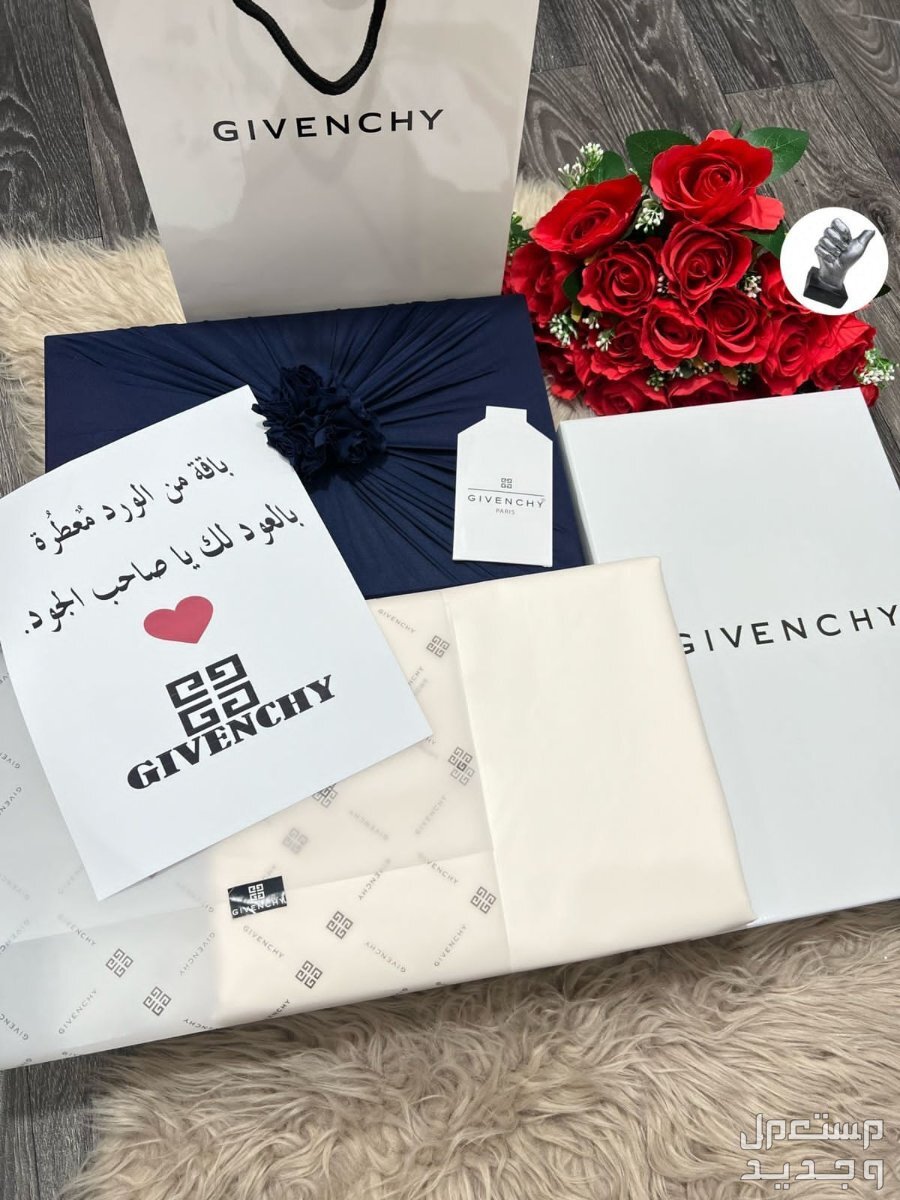 ❤️لعشاق الفخامه  🕊 *قماش صيفي 🕊*قماش رجالي تصميم ماركة جفنشي   3 متر ونص عرضين  ♥️ثمانيه ازارير مع الوقو باسم جفنشي🕊*بوكس  جفنشي  فخم نفس الصوره ❤️كيس جفنشي  ❤️تغليف فخم نفس الصوره
