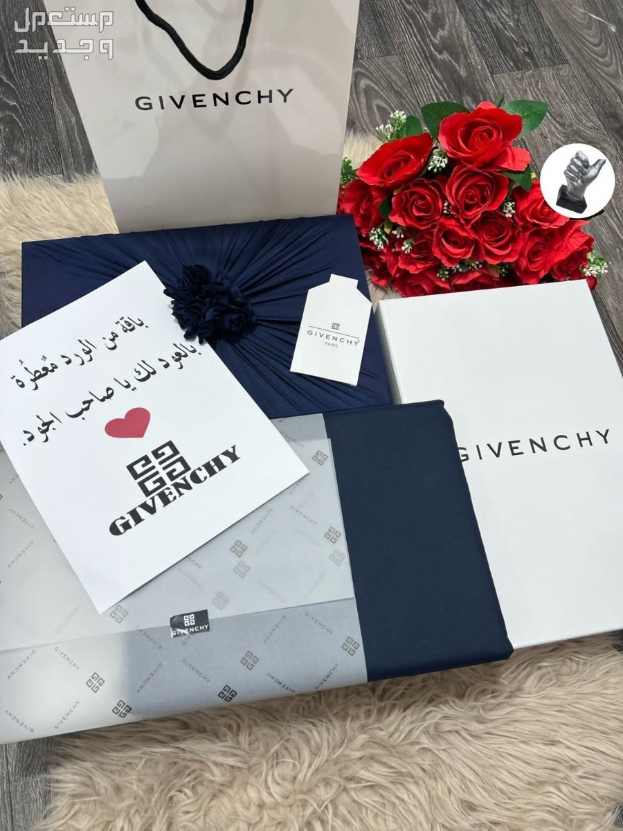 ❤️لعشاق الفخامه  🕊 *قماش صيفي 🕊*قماش رجالي تصميم ماركة جفنشي   3 متر ونص عرضين  ♥️ثمانيه ازارير مع الوقو باسم جفنشي🕊*بوكس  جفنشي  فخم نفس الصوره ❤️كيس جفنشي  ❤️تغليف فخم نفس الصوره