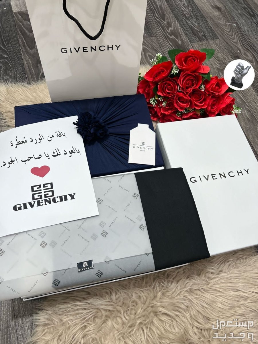 ❤️لعشاق الفخامه  🕊 *قماش صيفي 🕊*قماش رجالي تصميم ماركة جفنشي   3 متر ونص عرضين  ♥️ثمانيه ازارير مع الوقو باسم جفنشي🕊*بوكس  جفنشي  فخم نفس الصوره ❤️كيس جفنشي  ❤️تغليف فخم نفس الصوره