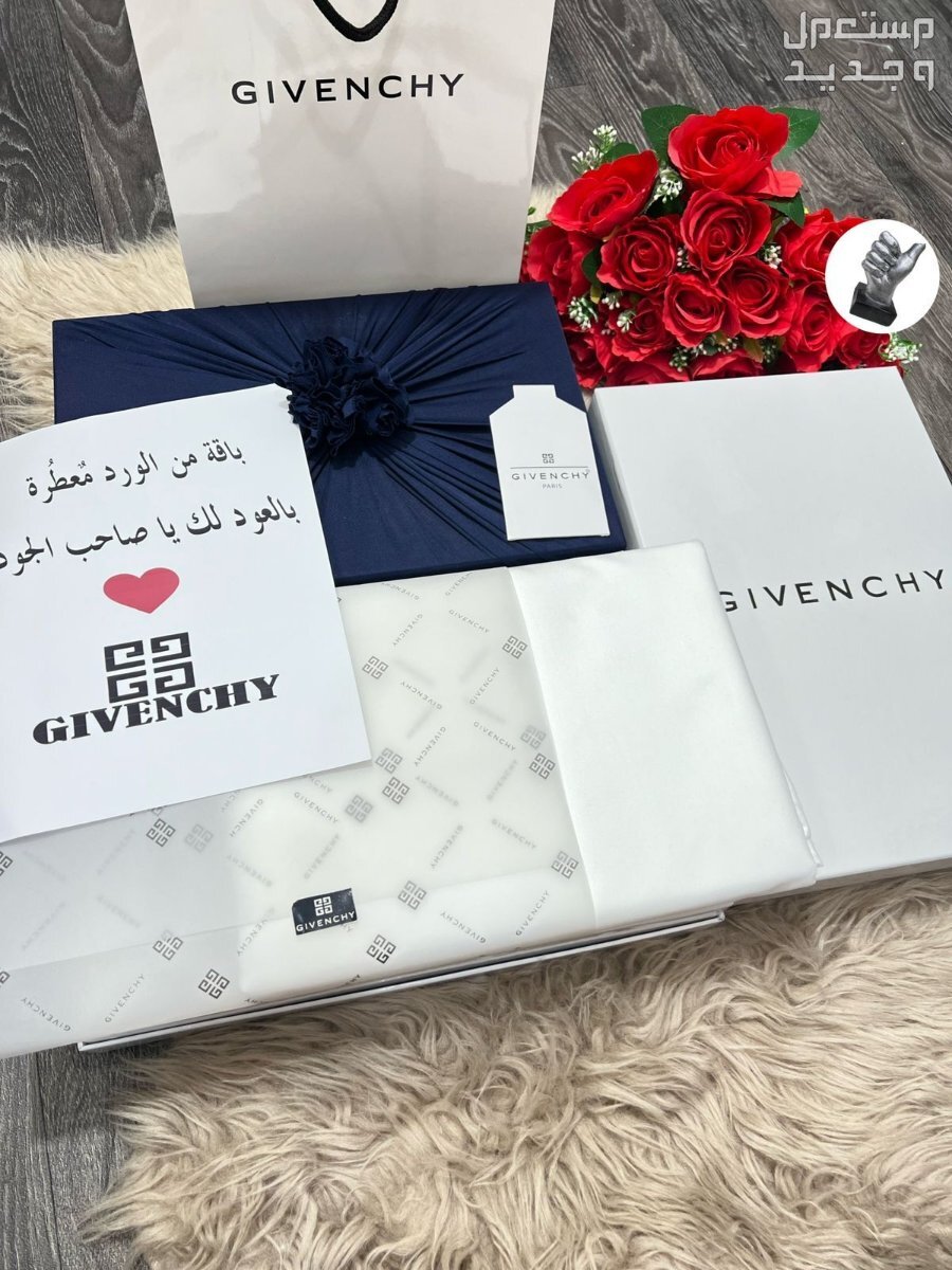 ❤️لعشاق الفخامه  🕊 *قماش صيفي 🕊*قماش رجالي تصميم ماركة جفنشي   3 متر ونص عرضين  ♥️ثمانيه ازارير مع الوقو باسم جفنشي🕊*بوكس  جفنشي  فخم نفس الصوره ❤️كيس جفنشي  ❤️تغليف فخم نفس الصوره
