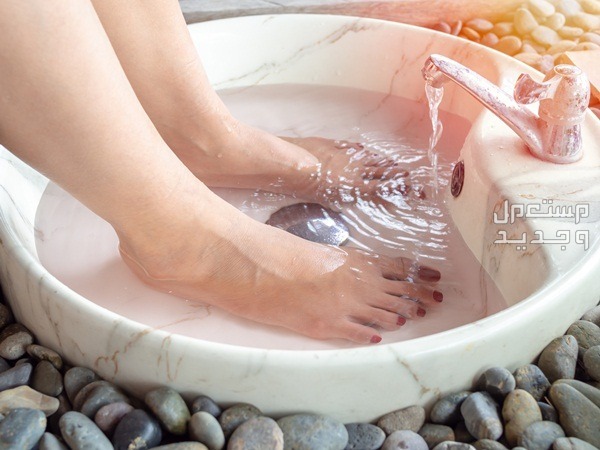 فوائد وأضرار وضع القدمين في الماء والملح والخل في الأردن طريقة وضع القدمين في الماء والملح والخل