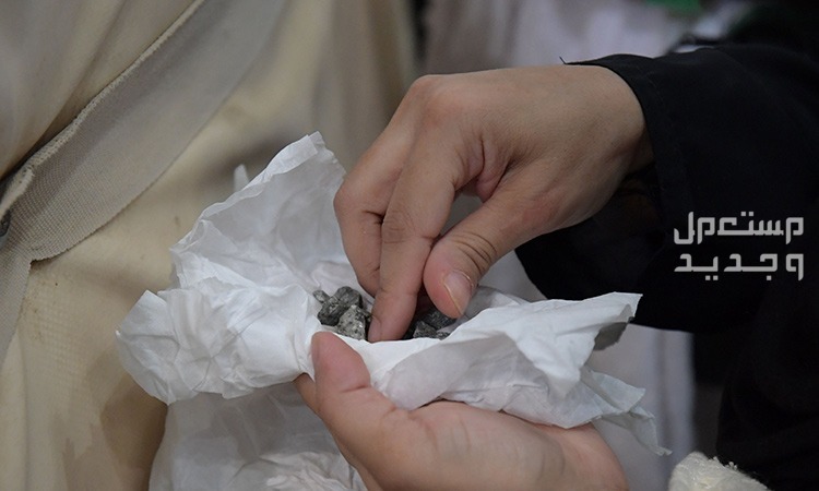 تعرف على مناسك الحج للنساء بالصور سيدة تجمع الجمرات في منديل ورقي