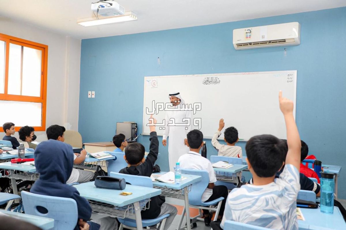 حقيقة إلغاء الفصل الدراسي الثالث بالعام الجديد 1446 في الإمارات العربية المتحدة طلاب في حصة دراسية