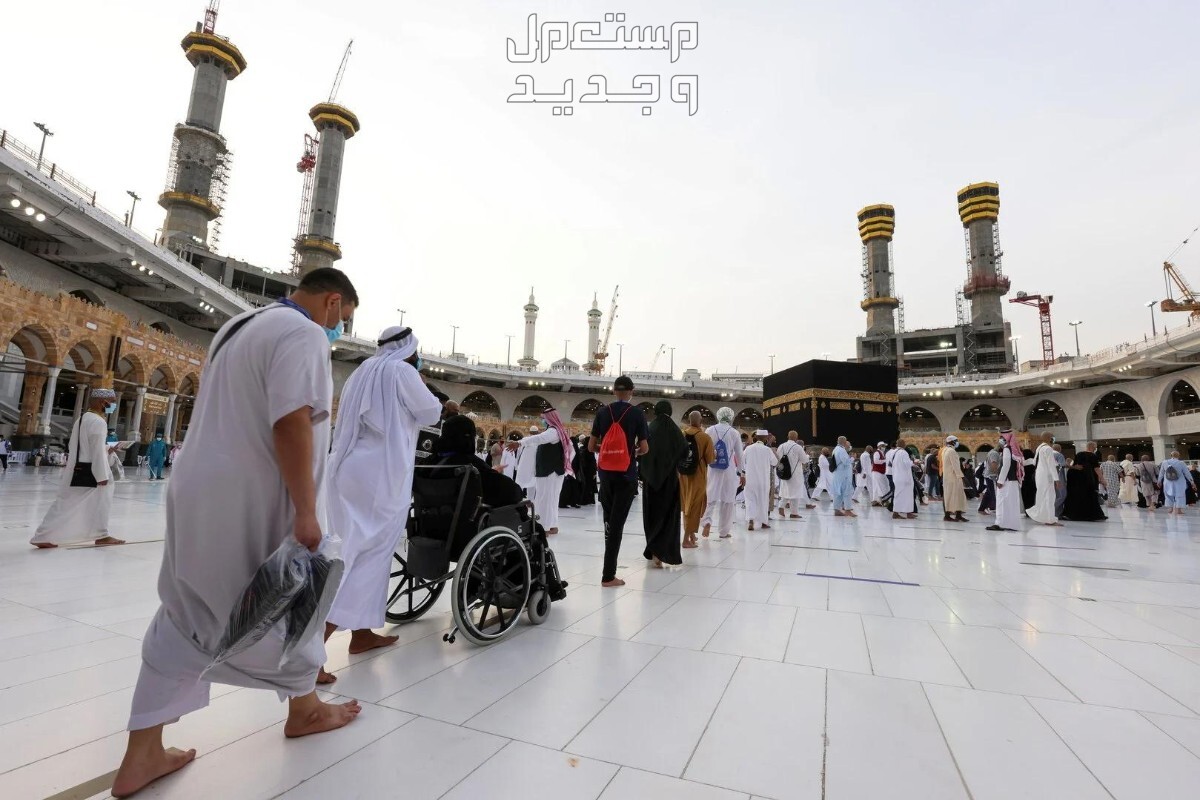 طريقة التقديم في حملات الحج المجانية 1445 فرج حجاج يدخلون إلى الكعبة