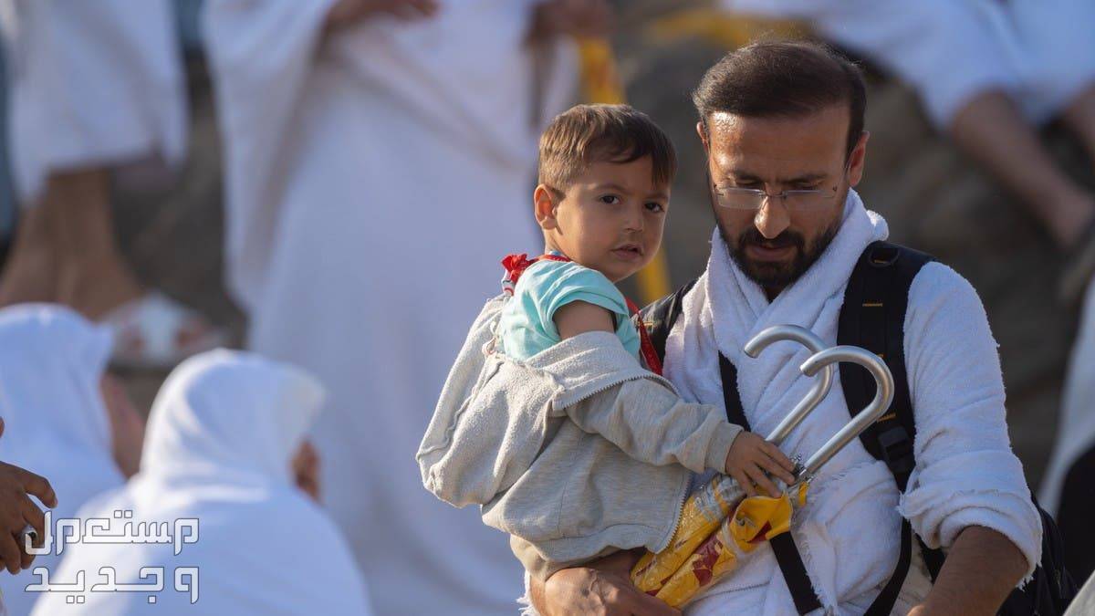 موضوع تعبير عن الحج واركانه في العراق حاج يحمل طفله