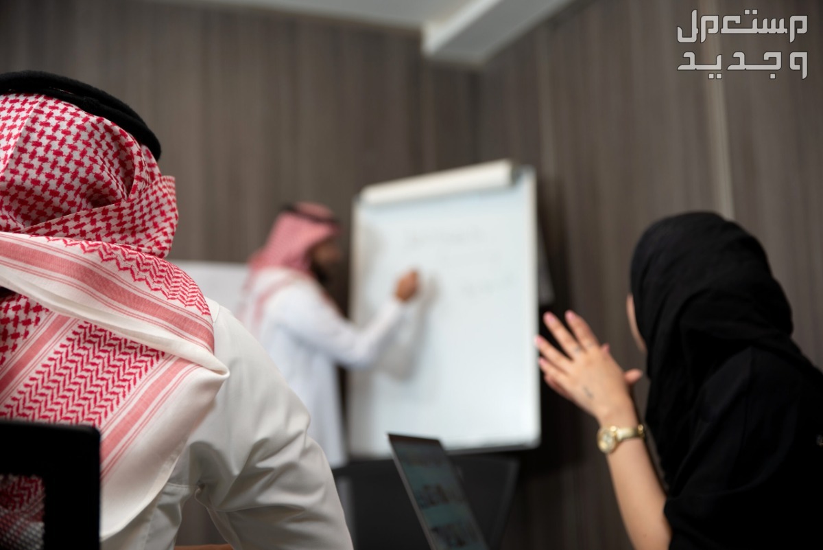 خطوات تقديم شكوى في مكتب العمل اون لاين في الأردن موظف سعودي يشرع مشروعه في اجتماع العمل
