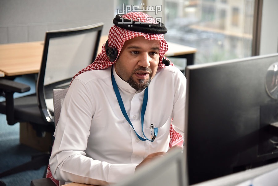 خطوات تقديم شكوى في مكتب العمل اون لاين رجل سعودي يستقبل مكالمات العملاء