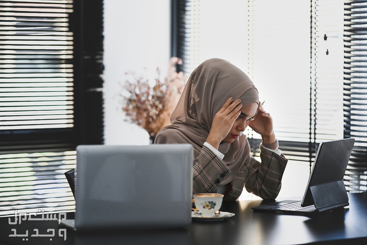 خطوات تقديم شكوى في مكتب العمل اون لاين في البحرين سيدة منهمكة في العمل