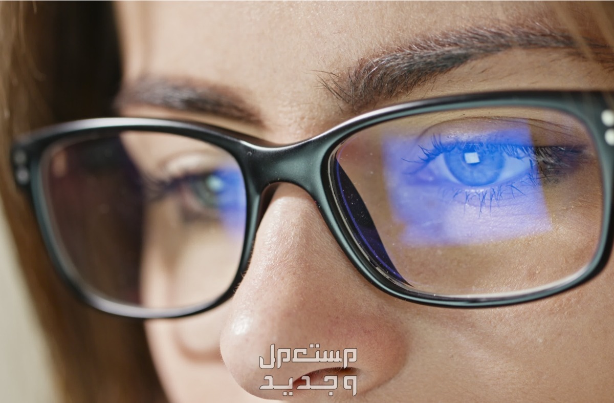 تعرف على اسعار نظارات blue cut في الكويت سيدة ترتدي نظارة blue cut