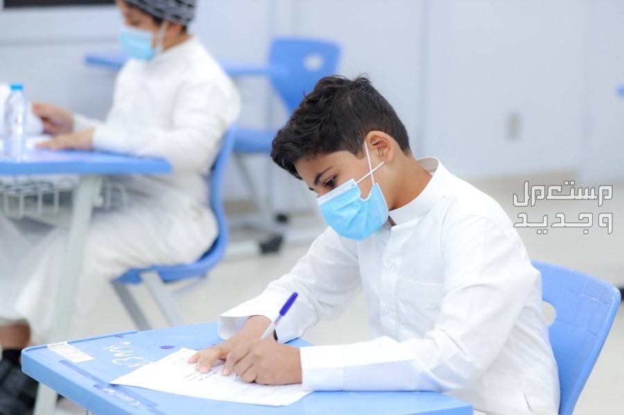 موعد الاختبارات التحريرية الفصل الدراسي الثالث 2024 في السعودية طالب يجيب على أسئلة الاختبار