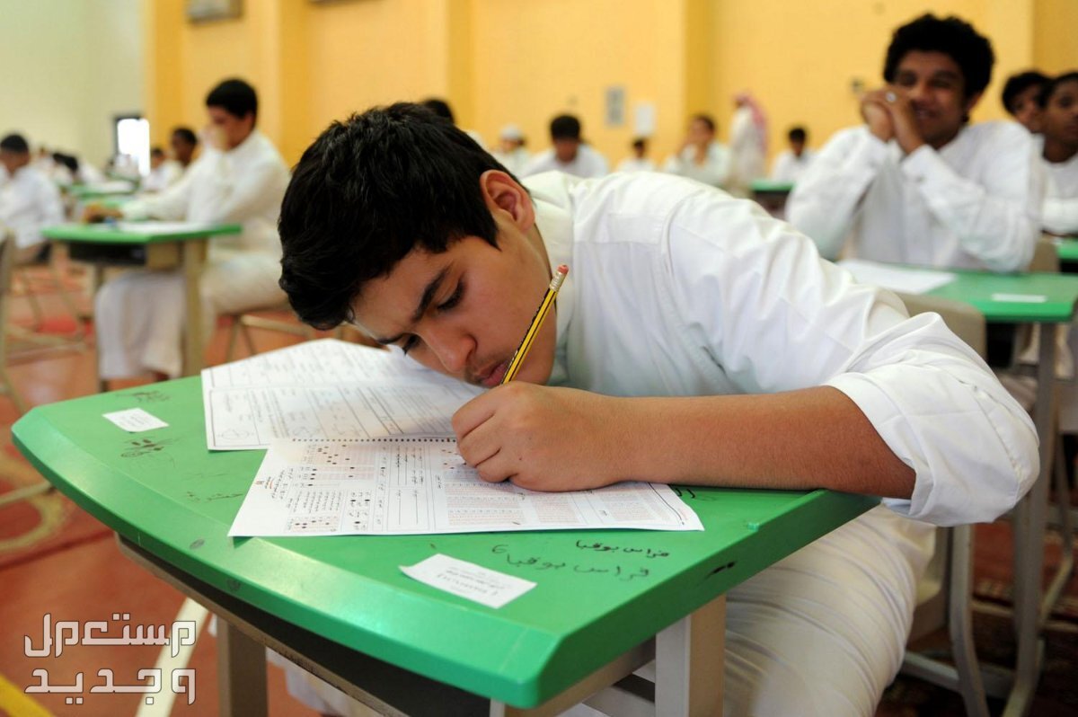 موعد الاختبارات التحريرية الفصل الدراسي الثالث 2024 في الإمارات العربية المتحدة طالب منهمك في الإجابة