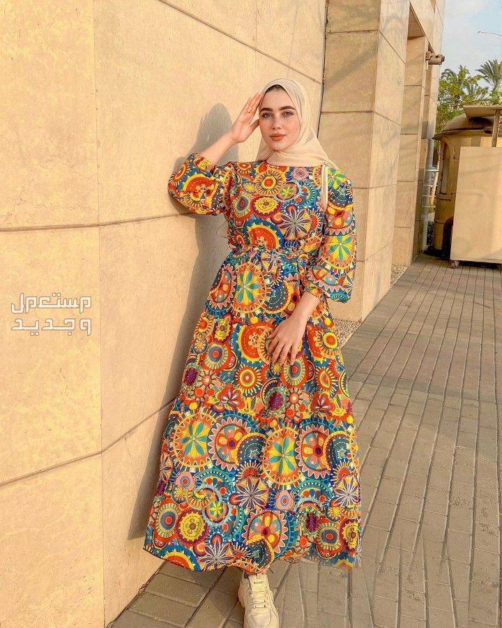 أكتشفي ألوان موضة صيف 2024 في عمان فستان مشرق بالالوان