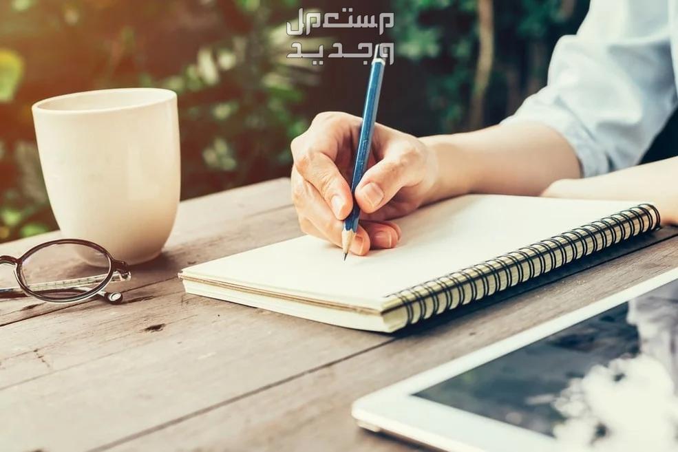 دعاء لتسهيل الامتحان والنجاح وعدم النسيان للأبناء فتاة تكتب بقلم رصاص