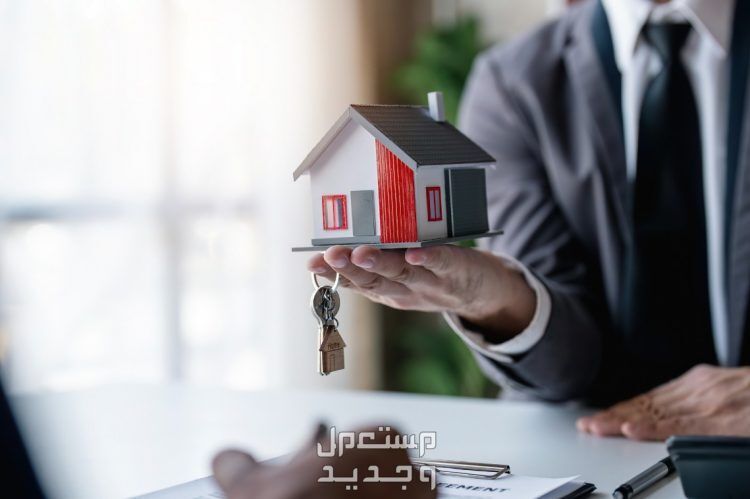 كيف ابيع عقار بأعلى سعر.. أهم المعلومات والنصائح رجل يحمل مجسم صغير لمنزل