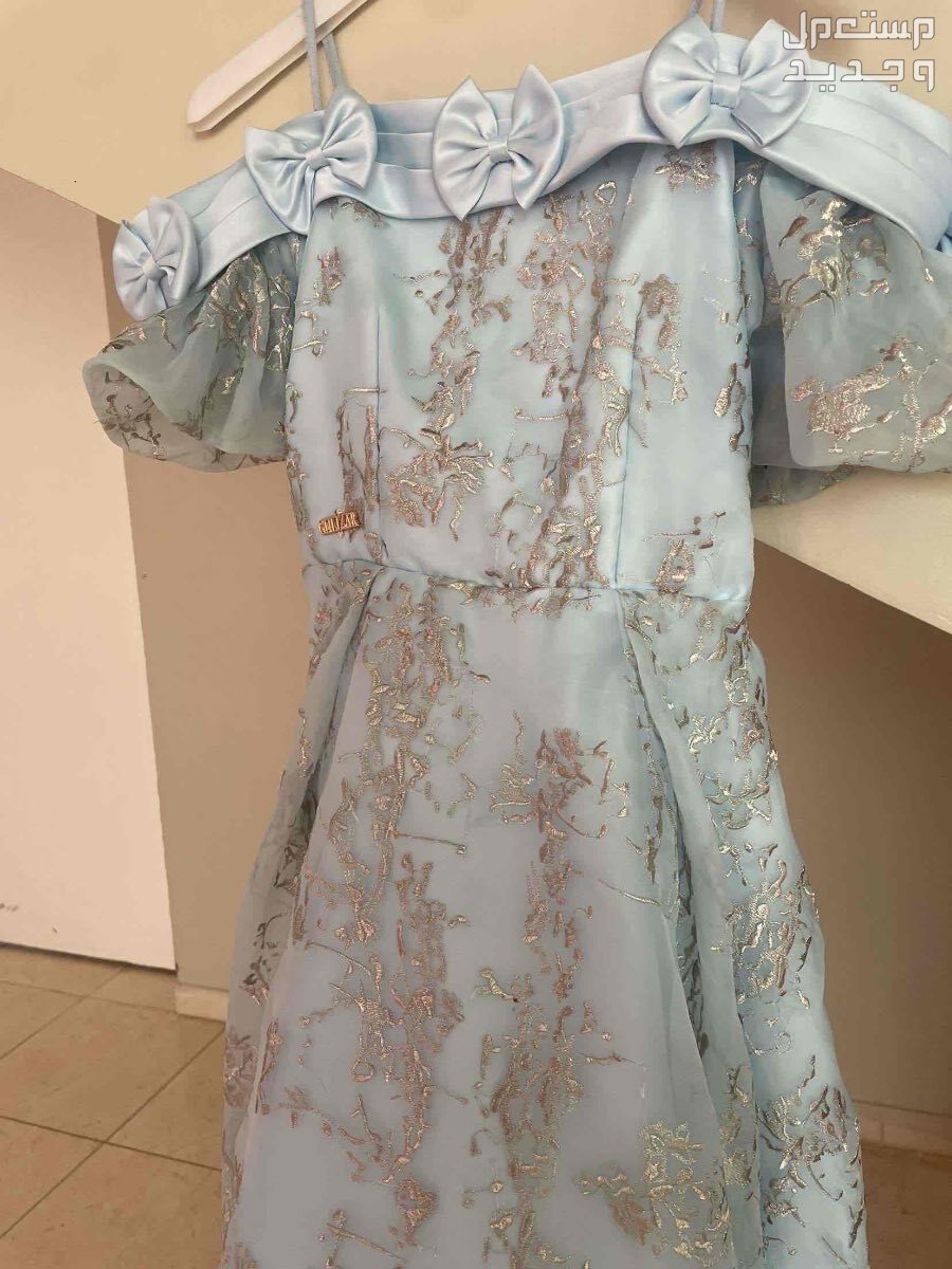 فستان من مصممة ازياء قولديز  في الرياض بسعر 900 ريال سعودي فستان أنيق للسن المحير  يلبس عمر 12 سنه