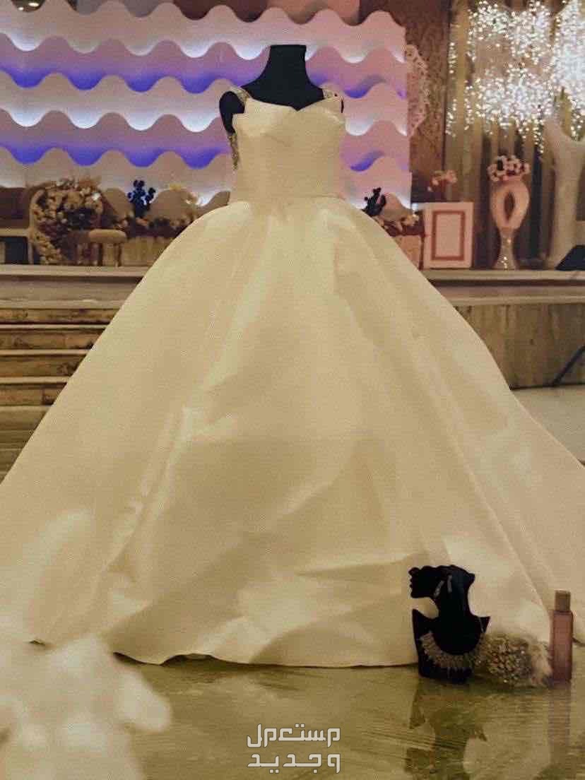 فستان زفاف للبيع مع اغرضه