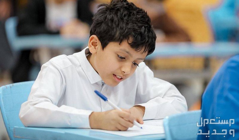 جدول التقويم الدراسي 1446 الجديد في الأردن طالب يحل الاختبار