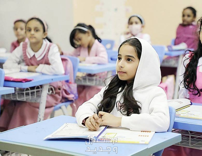 جدول التقويم الدراسي 1446 الجديد في الأردن طالبة سعودية تحضر الدرس في المدرسة