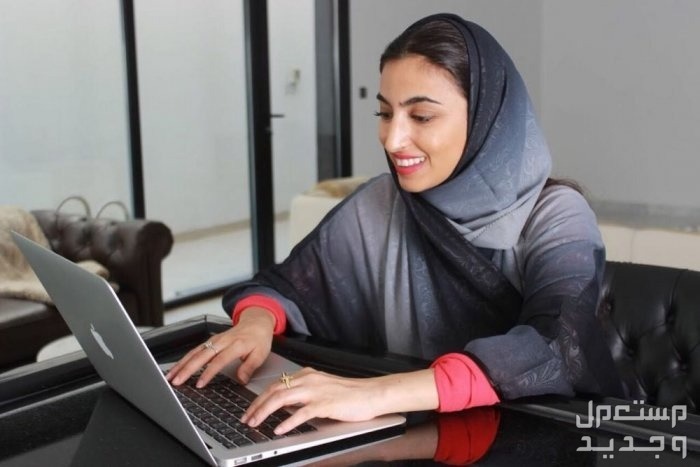 شروط قرض العمل الحر للنساء بدون كفيل سيدة سعودية تستخدم اللاب توب
