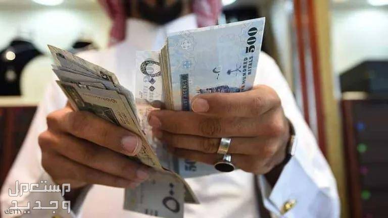 كيفية الحصول على قرض من بنك التنمية الاجتماعية 1446 في الأردن رجل يحسب امواله في البنك
