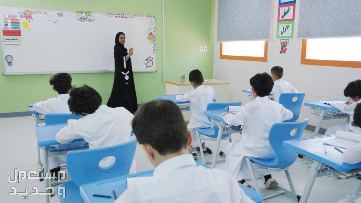 جدول العام الدراسي الجديد 1446 في الإمارات العربية المتحدة معلمة تدرس للطلاب