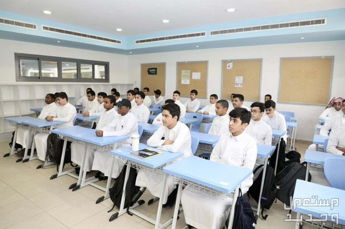 جدول العام الدراسي الجديد 1446 في الإمارات العربية المتحدة طلاب يحضرون الدرس
