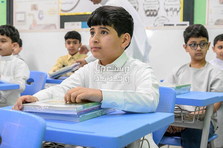 جدول العام الدراسي الجديد 1446 في الإمارات العربية المتحدة طالب في الفصل