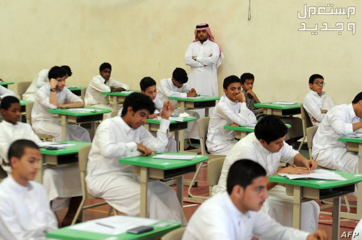 جدول العام الدراسي الجديد 1446 في الإمارات العربية المتحدة طلاب يؤدون الاختبارات