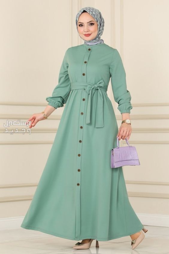 أجمل موديلات فساتين كاجوال طويلة للمحجبات في عمان إطلالة كلاسيكية بفستان مزود بأزرار