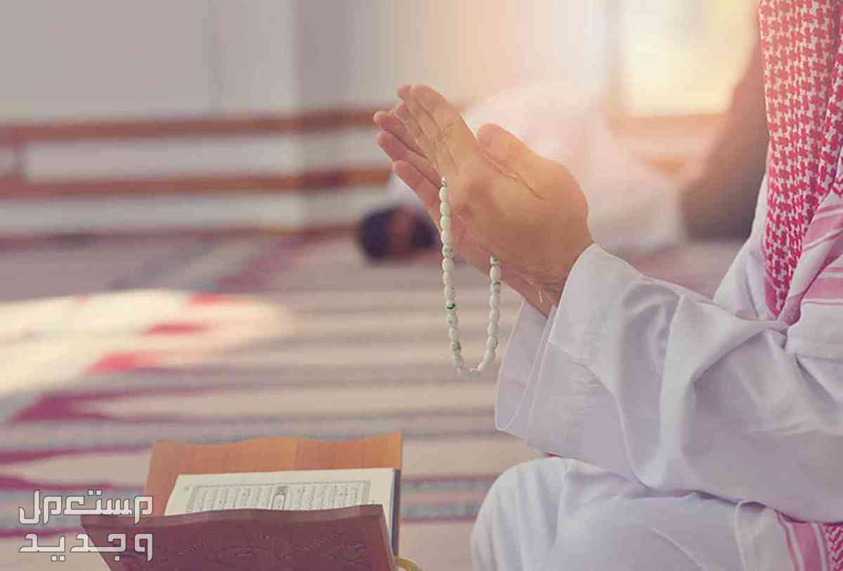 فضل صيام العشر الاوائل من ذي الحجة 2024 في الأردن رجل يقرأ القرآن وفي يده مسبحة