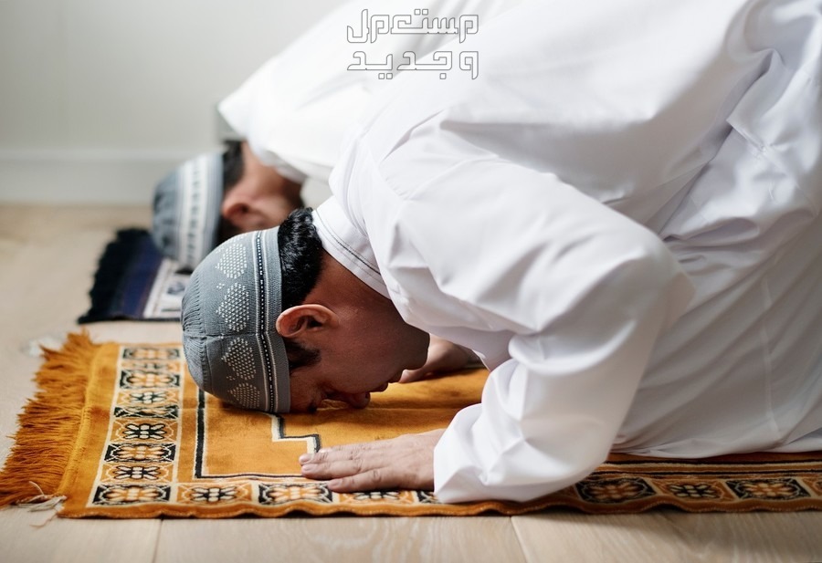 فضل صيام العشر الاوائل من ذي الحجة 2024 في الإمارات العربية المتحدة رجلان يصليان