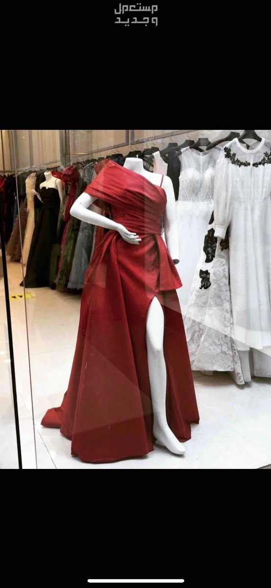 فستان احمر مكشوف الرياض